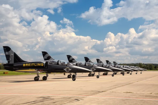 Семь самолетов Breitling Jet Team — стоковое фото