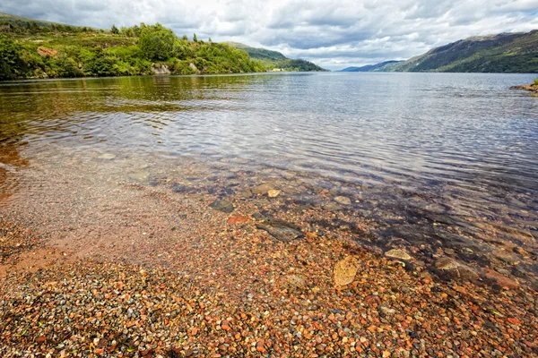 Widok z jeziora loch ness, Szkocja — Zdjęcie stockowe