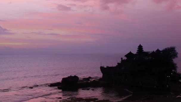 Ηλιοβασίλεμα πάνω από το ινδουιστικό ναό tanah lot, Μπαλί, Ινδονησία — Αρχείο Βίντεο