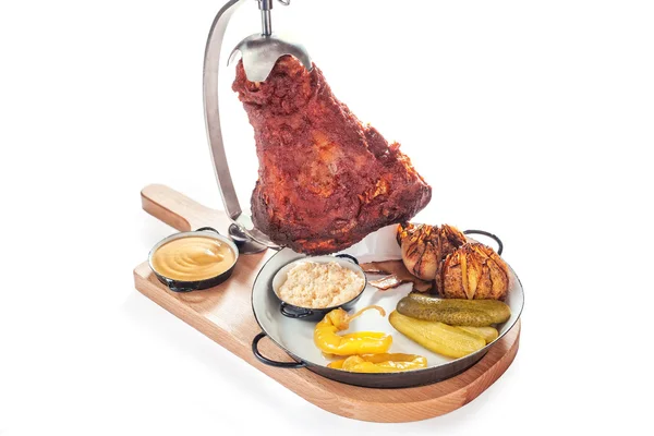 Joelho de porco grelhado com mostarda e rábano — Fotografia de Stock