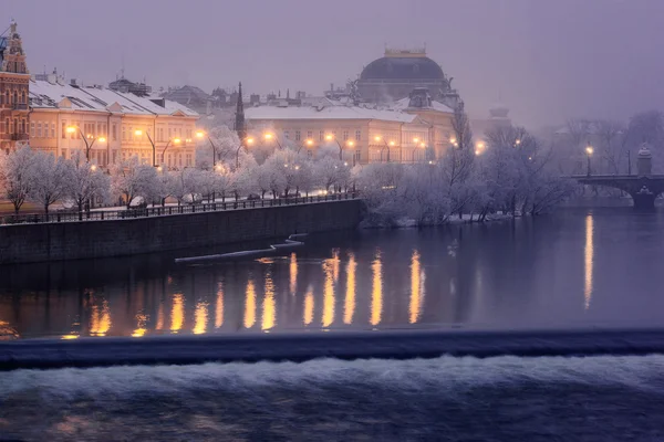 Smetanovo Embankment y Teatro Nacional de Praga — Foto de Stock