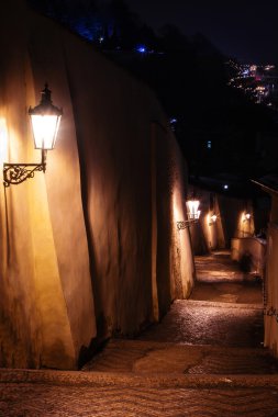 merdiven sokak gece Prag'da fener ile