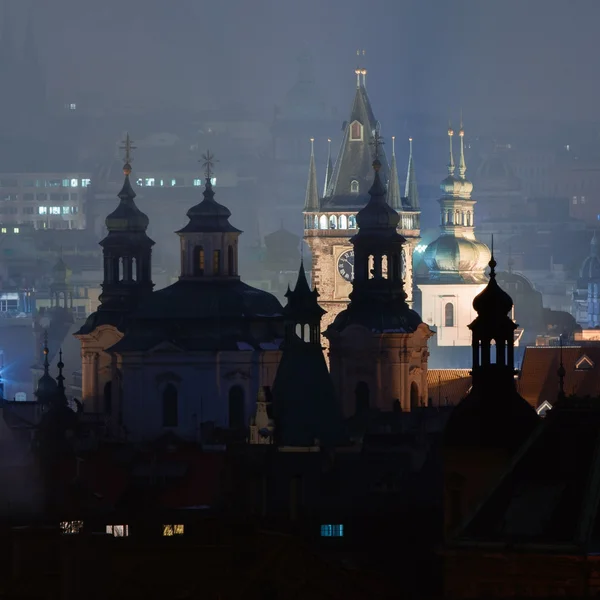 Prag towers på natten — Stockfoto