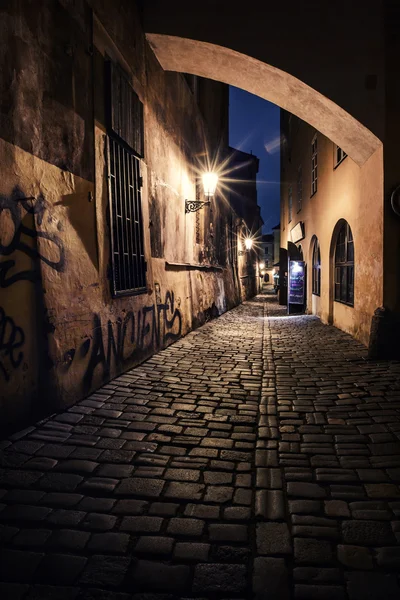 Smala gränd med lyktor i Prag på natten — Stockfoto