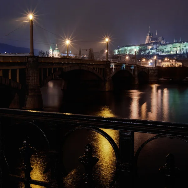 在晚上的鬃毛桥和布拉格城堡 — 图库照片