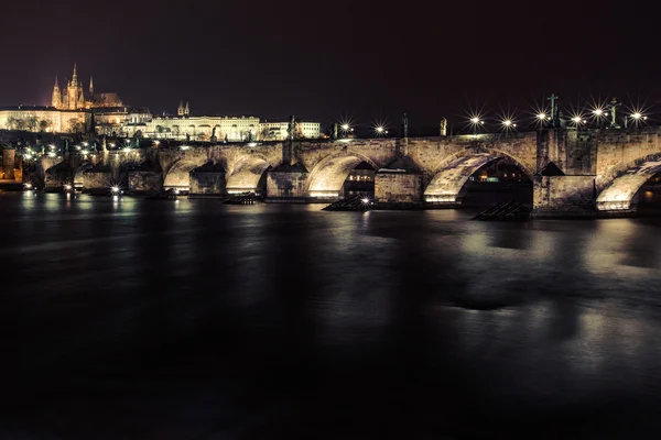 Karlsbron och Prags slott — Stockfoto