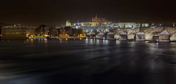 Panorama da ponte Charles e do castelo de Praga — Fotografia de Stock