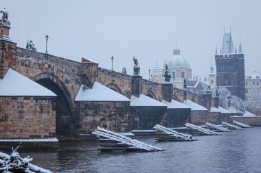 Prag'daki Charles Köprüsü kar