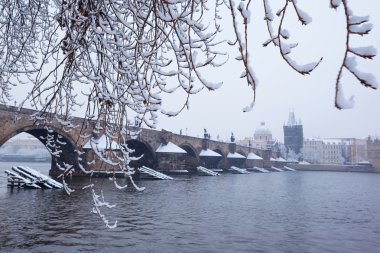 Prag'daki Charles Köprüsü kar