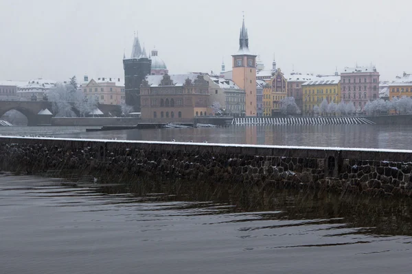 Śnieg Most Karola i Wełtawie w Pradze — Zdjęcie stockowe