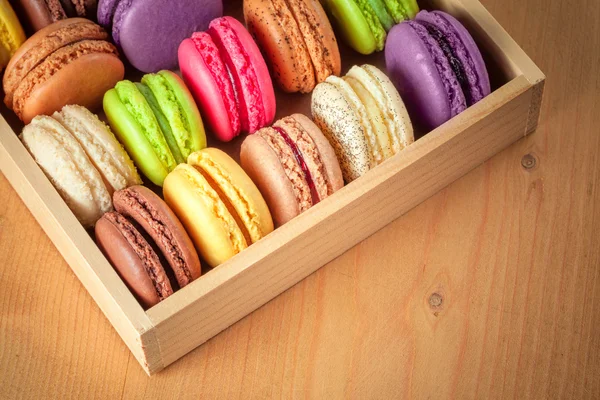 Traditionella franska färgglada macarons i en låda — Stockfoto