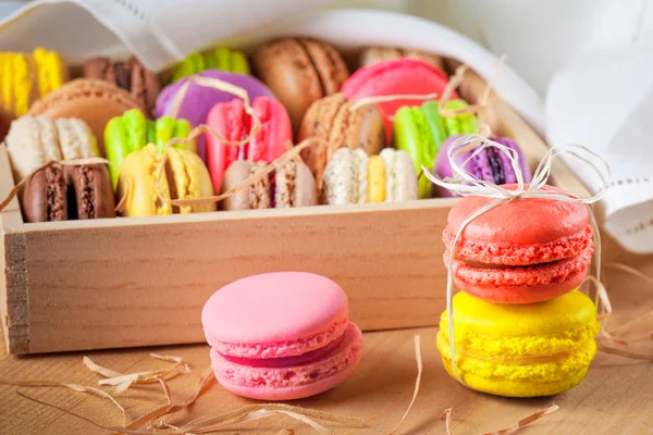 Macarons coloridos franceses tradicionales en una caja — Foto de Stock