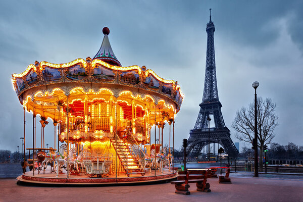 старинная карусель рядом с Эйфелевой башней, Париж
