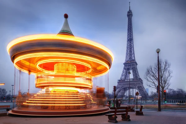 Carrossel em movimento perto da Torre Eiffel, Paris — Fotografia de Stock