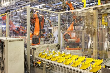 Araba fabrikasındaki robotlar.