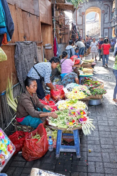 Balinese woman in market sell flower petals for everyday offering — Stock Photo, Image