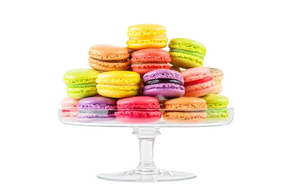 Macarons coloridos franceses en un soporte de pastel de vidrio —  Fotos de Stock