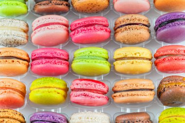 bir kutu içinde geleneksel Fransız renkli macarons
