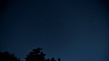 birçok yıldız ile gece gökyüzünün Timelapse