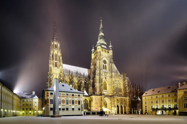 Catedral de São Vito à noite em Praga — Fotografia de Stock