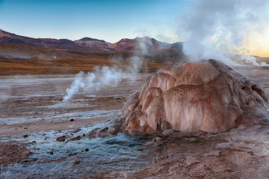 Gayzer alan el tatio atacama bölgesinde, Şili