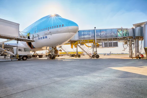 Korean Air Boeing 747 sul cavalletto del parcheggio aereo a Vaclav Ha — Foto Stock