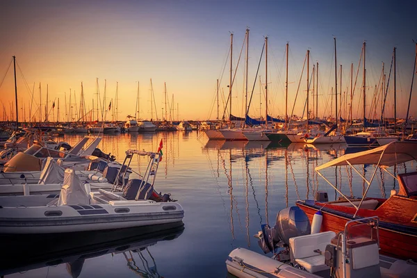 Marina med dockade yachts i solnedgången — Stockfoto