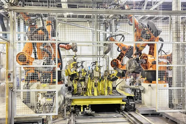 Roboty w fabryce samochodów — Zdjęcie stockowe