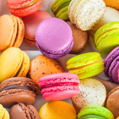 bir kutu içinde geleneksel Fransız renkli macarons