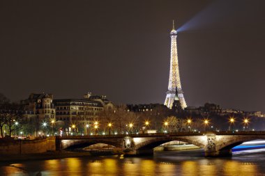 Eyfel Kulesi ile gece aydınlatma ve pont des Invalides