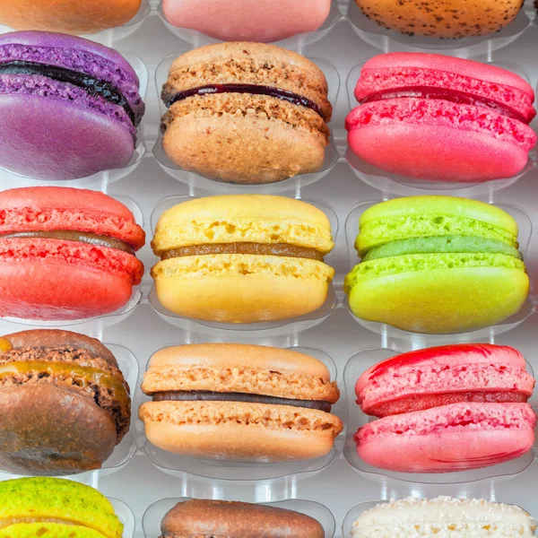 Macarons coloridos franceses tradicionais em uma caixa — Fotografia de Stock