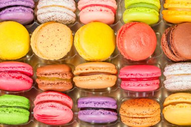 bir kutu içinde geleneksel Fransız renkli macarons