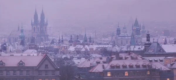 Praga wieże przed świtem w zimie — Zdjęcie stockowe