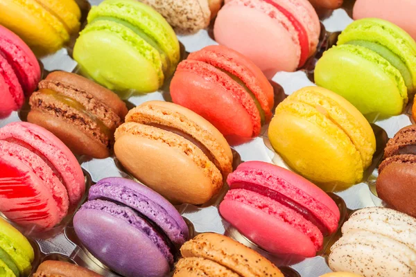 Bir kutu içinde geleneksel Fransız renkli macarons — Stok fotoğraf