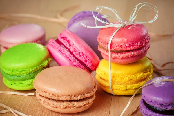 Macarons coloridos franceses tradicionais com um arco — Fotografia de Stock