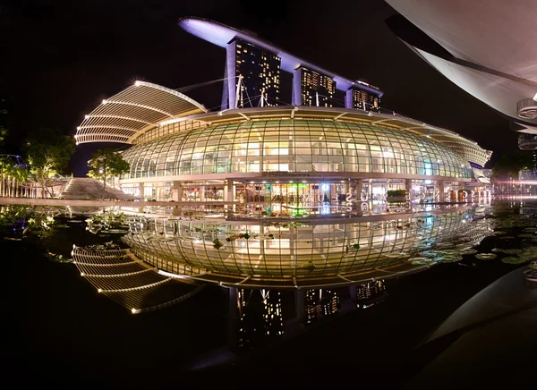 El complejo Marina Bay Sands con reflexión — Foto de Stock