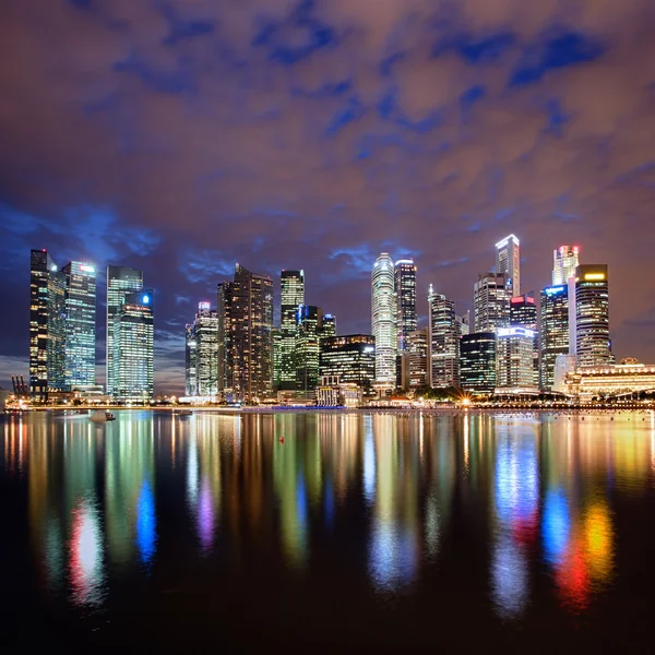 Ville de Singapour skyline la nuit — Photo