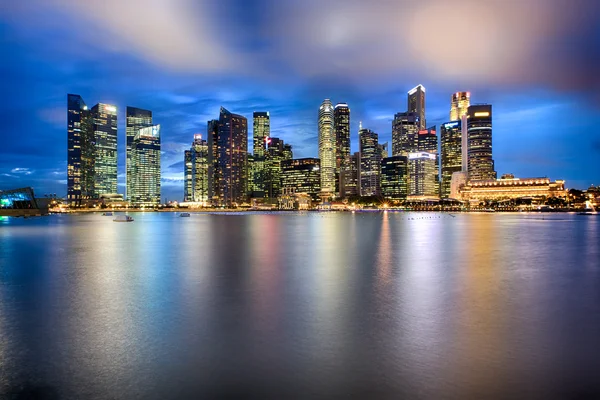 Ciudad de Singapur skyline por la noche — Foto de Stock