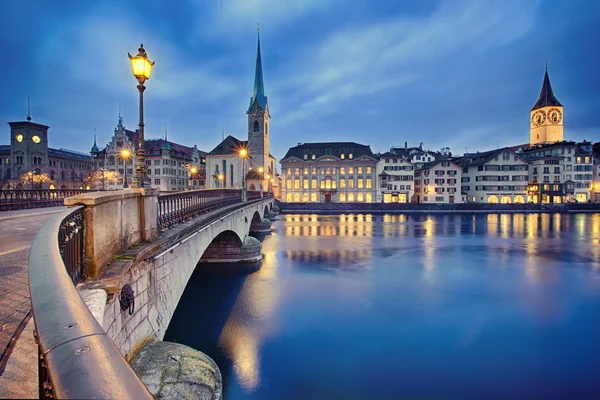 Stadsgezicht van de nacht Zürich, Zwitserland — Stockfoto