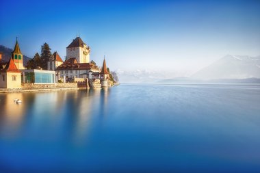 İsviçre Thun Gölü 'ndeki Oberhofen Kalesi