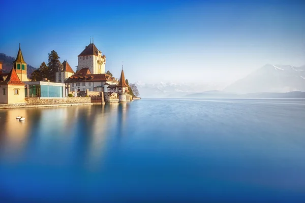 Замок Обергофен на озері Тун (Швейцарія). — стокове фото