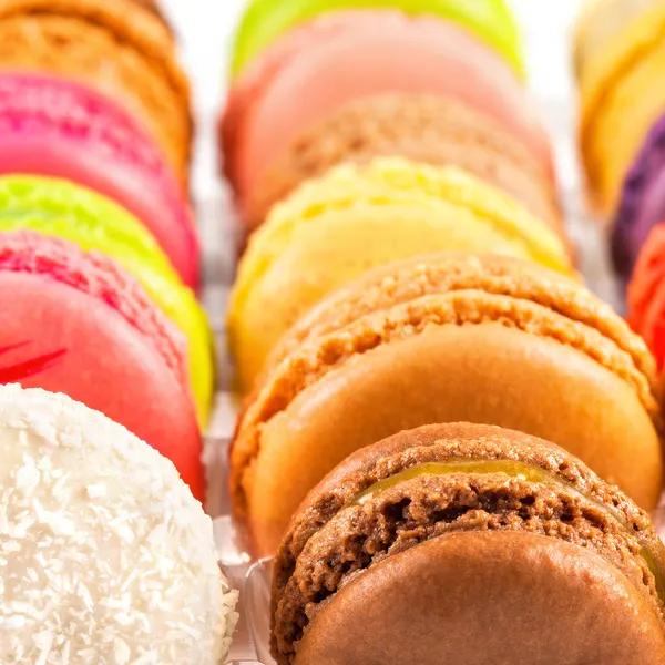 Macarons coloridos franceses tradicionais em uma caixa — Fotografia de Stock