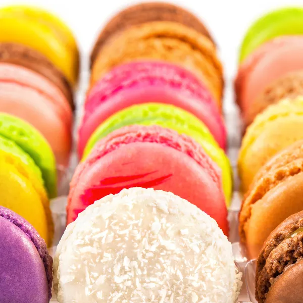 Tradiční francouzský barevné macarons v krabici — Stock fotografie