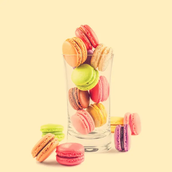 Franska färgglada macarons i ett glas — Stockfoto