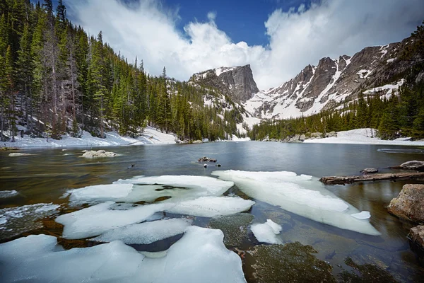 Sen jezera v národním parku rocky mountain — Stock fotografie