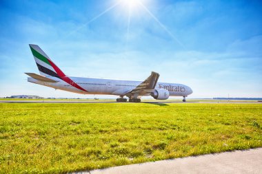 Emirates boeing 777 - 31h hazır Prag Havaalanı Kalkış için