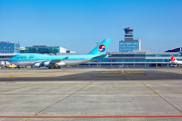 Korean Air Boeing 747 va al estacionamiento en Vaclav Havel —  Fotos de Stock