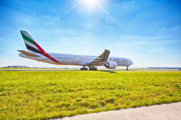 Emirates Boeing 777-31H pronto para decolar do aeroporto de Praga — Fotografia de Stock