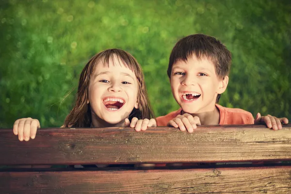 Retrato ao ar livre de menina e menino sorridente — Fotografia de Stock