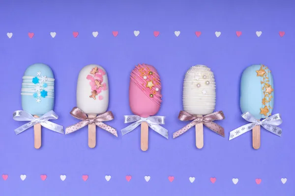 Pastel Decorado Hace Estallar Helados Con Lazos Sobre Fondo Violeta —  Fotos de Stock